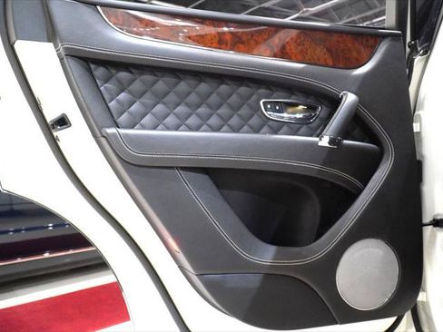 Used 2018 Bentley Bentayga AWD/4WD image 14