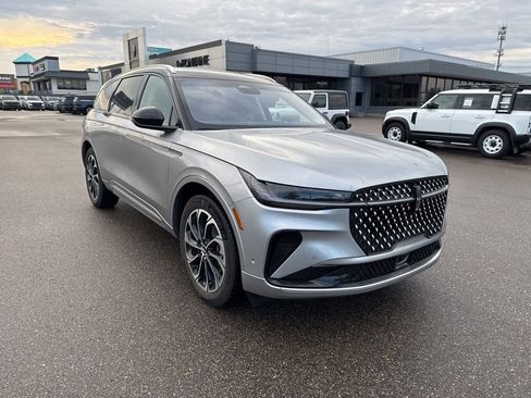 Used 2024 Lincoln Nautilus Reserve w/ Equipment Group 203A image 7