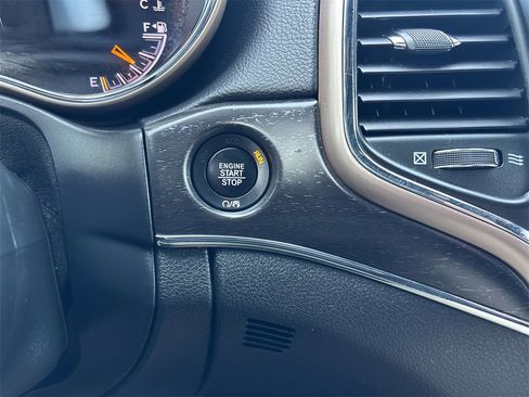 Used 2017 Jeep Grand Cherokee Limited image 26