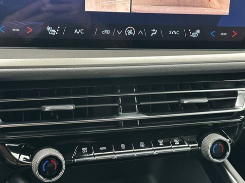 New 2025 Chevrolet Traverse LT w/ Enhanced Driving Package image 24