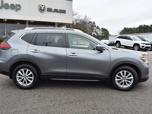 Used 2018 Nissan Rogue SV image 10