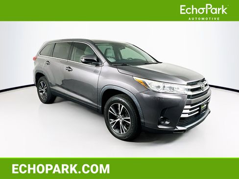Used 2019 Toyota Highlander LE image 1