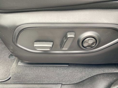 Used 2025 Jeep Grand Cherokee Altitude RWD image 21
