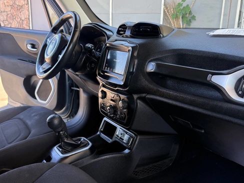 Used 2018 Jeep Renegade Latitude FWD image 17