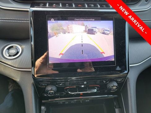 Used 2024 Jeep Grand Cherokee Altitude AWD/4WD image 10