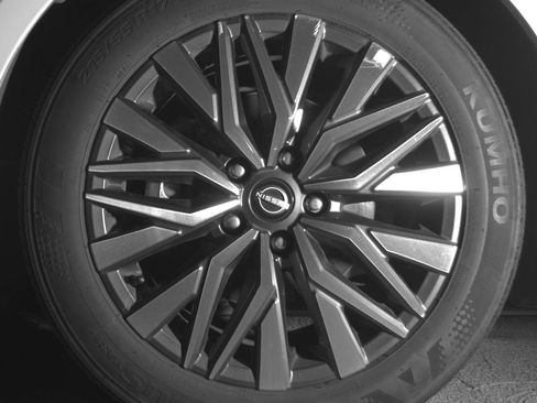 Used 2025 Nissan Altima 2.5 SV FWD image 12
