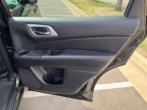 Used 2017 Nissan Pathfinder SL image 16