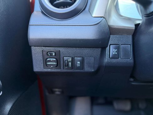 Used 2015 Toyota RAV4 LE AWD/4WD image 24