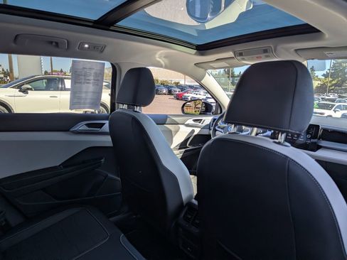 Used 2025 Volkswagen Taos SE w/ Panoramic Sunroof Package AWD/4WD image 32