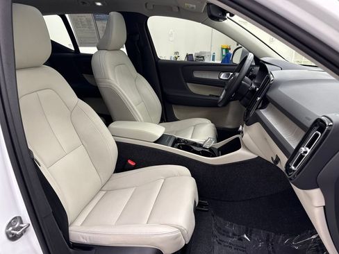 Used 2025 Volvo XC40 B5 Plus w/ Climate Package image 22