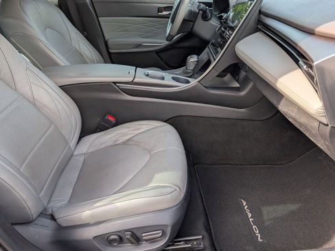 Used 2022 Toyota Avalon Limited w/ Advanced Safety Package FWD image 29