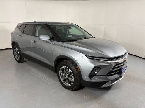 Used 2025 Chevrolet Blazer LT FWD image 2
