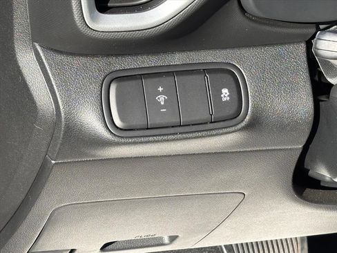 Used 2025 Hyundai Venue SEL image 8