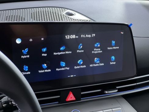 New 2025 Hyundai Elantra Limited image 17