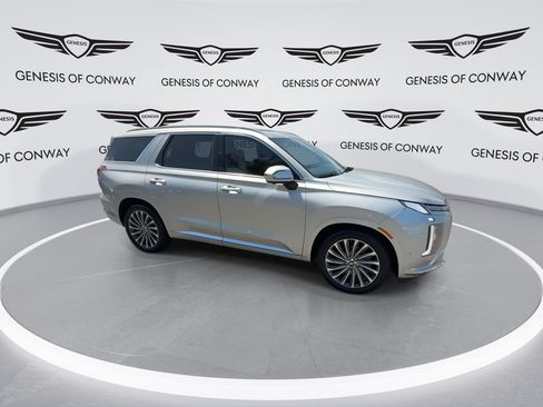 Used 2024 Hyundai Palisade Calligraphy FWD image 2