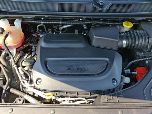 Used 2024 Chrysler Pacifica Touring-L FWD image 27