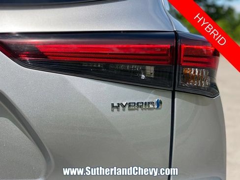 Used 2024 Toyota Highlander XLE AWD/4WD image 13