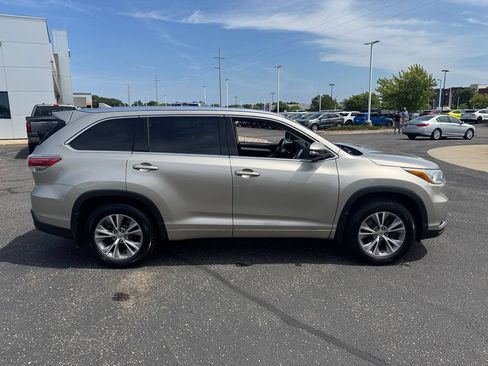 Used 2015 Toyota Highlander XLE AWD/4WD image 2