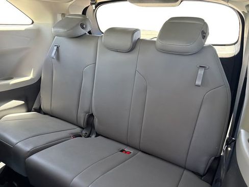Certified 2022 Toyota Sienna XLE FWD image 21