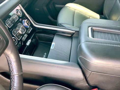 Used 2021 GMC Yukon Denali w/ Denali Premium Package AWD/4WD image 17