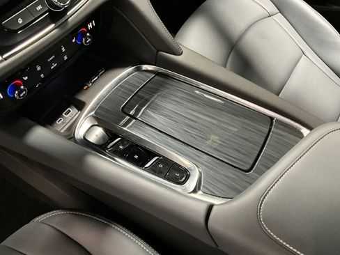 Used 2024 Buick Enclave Essence AWD/4WD image 16