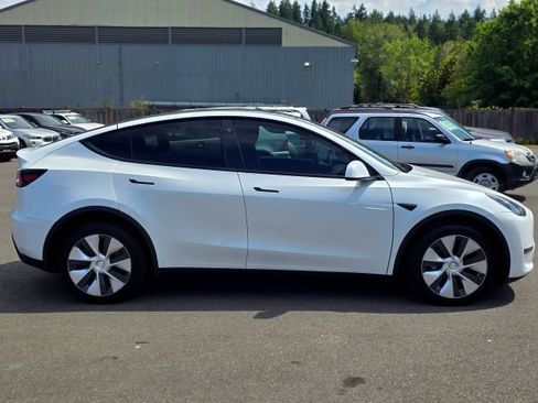 Used 2023 Tesla Model Y Long Range AWD/4WD image 9