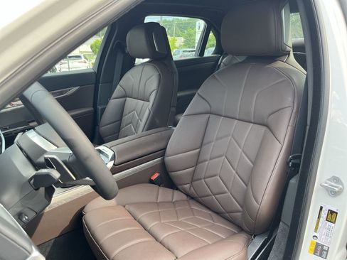 Used 2025 BMW i7 xDrive60 image 14