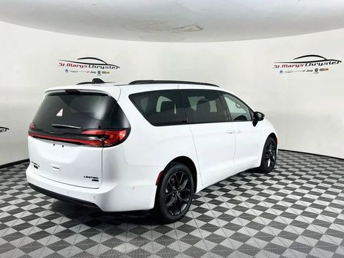 Used 2025 Chrysler Pacifica Limited AWD/4WD image 8