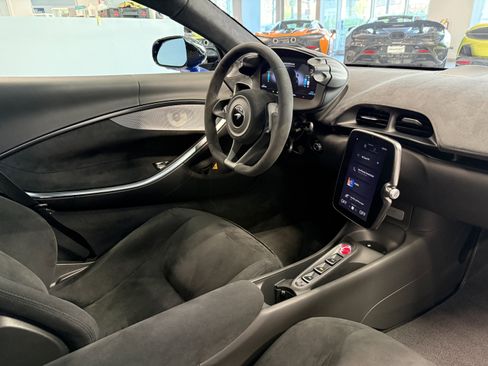 Used 2023 McLaren Artura RWD image 21