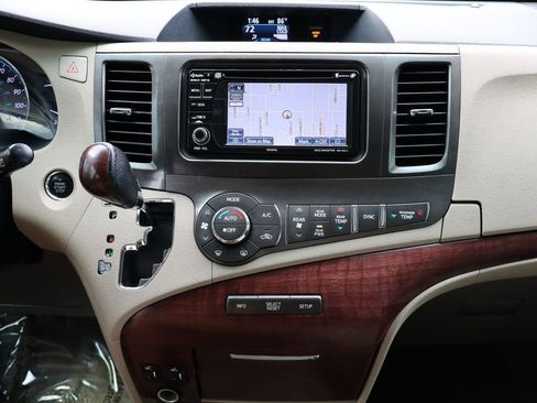 Used 2012 Toyota Sienna XLE image 35