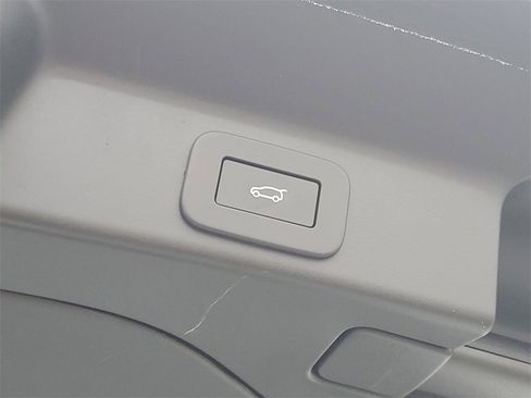 Used 2025 Jaguar F-PACE R-Dynamic S image 7