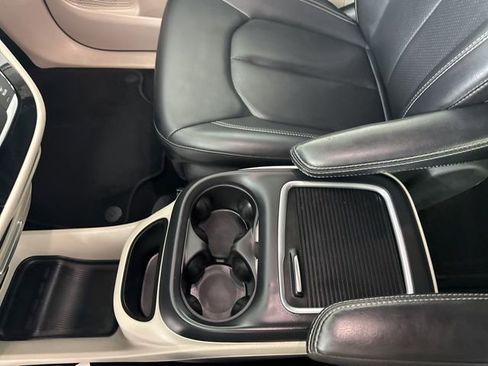 Used 2023 Chrysler Pacifica Touring-L image 44