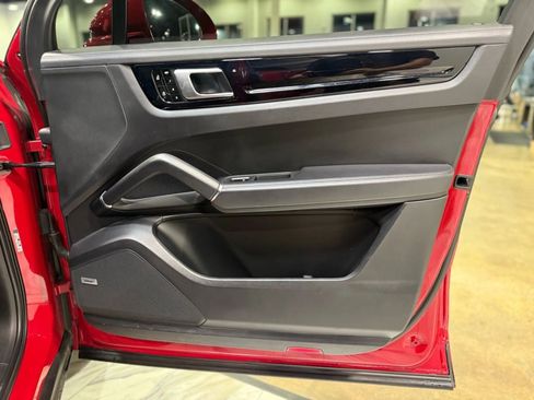 Used 2021 Porsche Cayenne S image 41