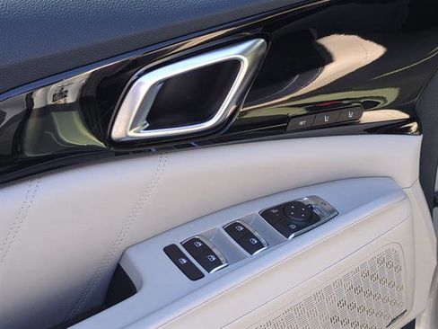 Used 2025 Kia Carnival SX Prestige image 95