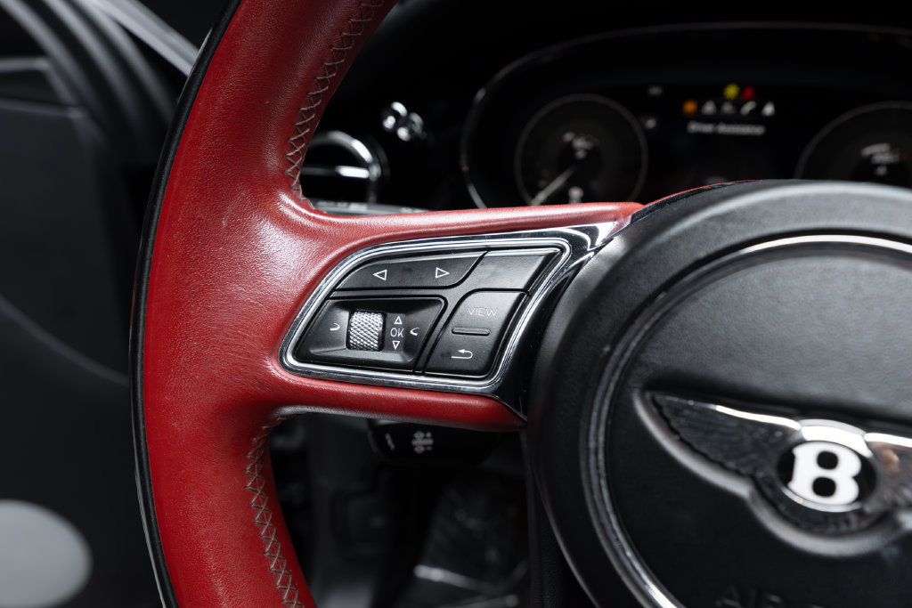 Used 2022 Bentley Bentayga AWD/4WD image 30