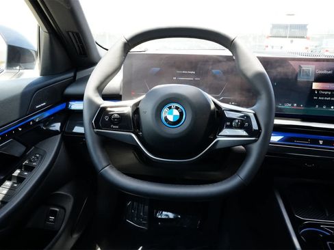 Used 2024 BMW i5 eDrive40i image 9