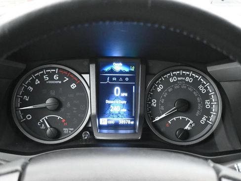 Used 2022 Toyota Tacoma TRD Sport w/ Technology Package AWD/4WD image 8