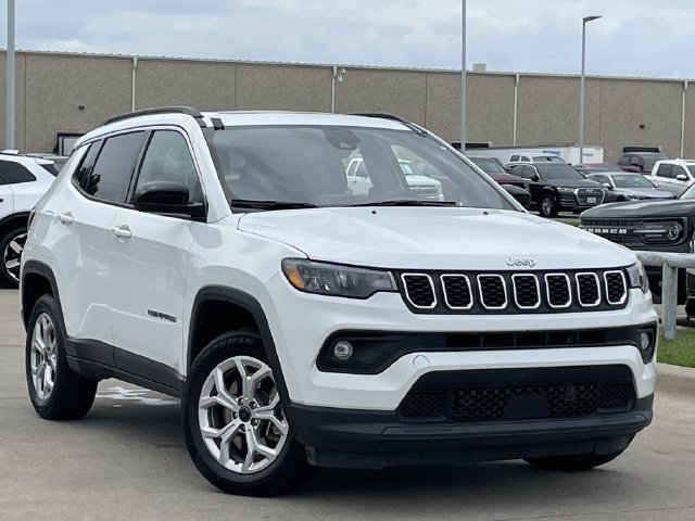Used 2025 Jeep Compass Latitude w/ Sun & Sound Group AWD/4WD image 2