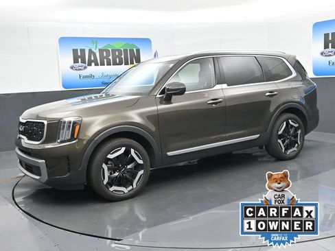 Used 2023 Kia Telluride EX w/ EX Captain's Chair Package FWD image 1