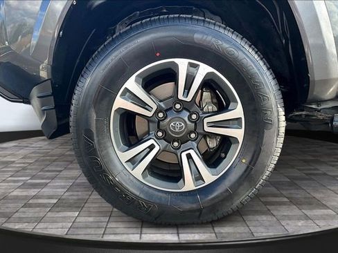 Used 2018 Toyota Tacoma TRD Sport w/ TRD Premium Sport Package RWD image 33