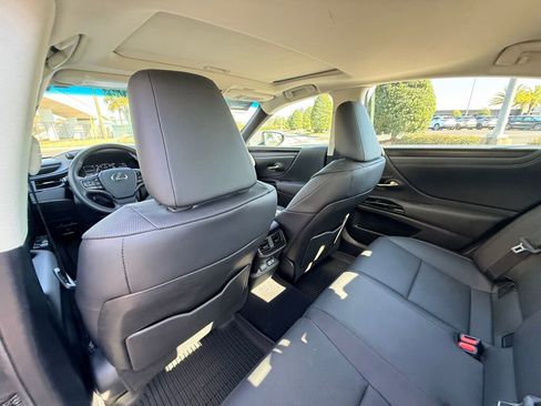 Certified 2025 Lexus ES 350 w/ Premium Package image 19