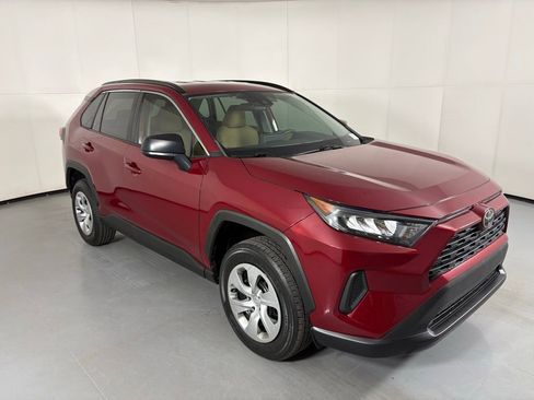 Used 2020 Toyota RAV4 LE FWD image 2