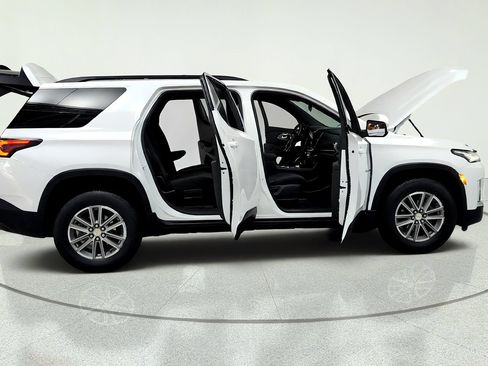 Used 2024 Chevrolet Traverse LT FWD image 13