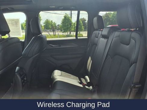 Used 2025 Jeep Grand Cherokee Altitude image 19