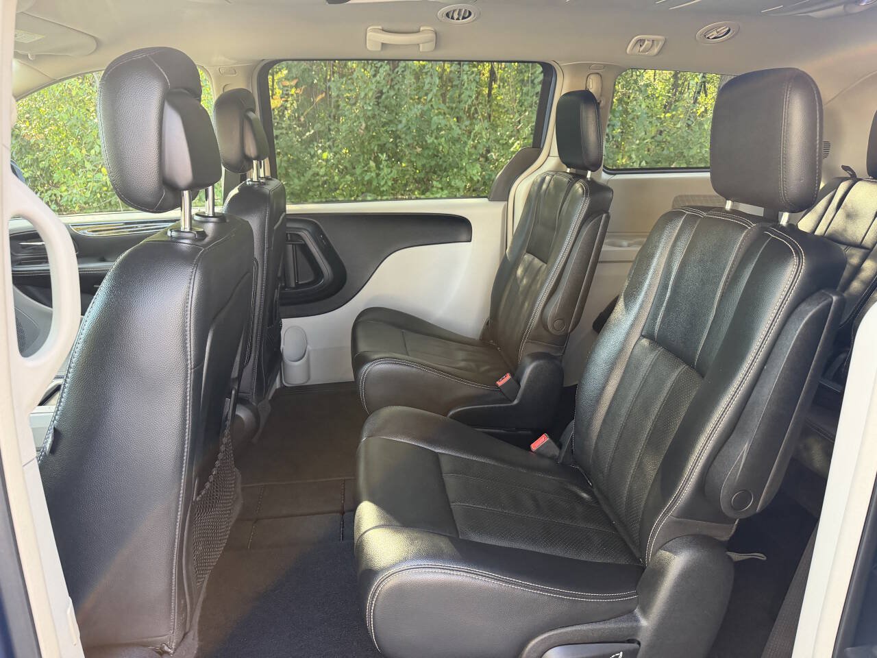 Used 2012 Chrysler Town & Country Touring w/ Entertainment Group #1 FWD image 11