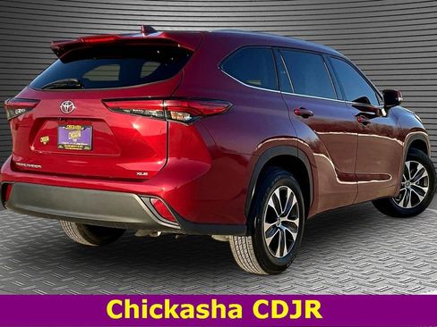 Used 2022 Toyota Highlander XLE image 6