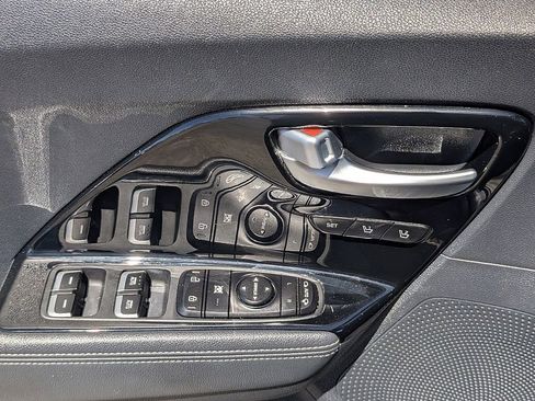 Used 2017 Kia Niro Touring w/ Advanced Technology Package FWD image 27