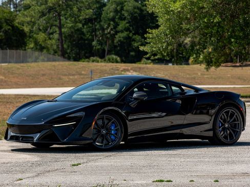 Used 2023 McLaren Artura image 12