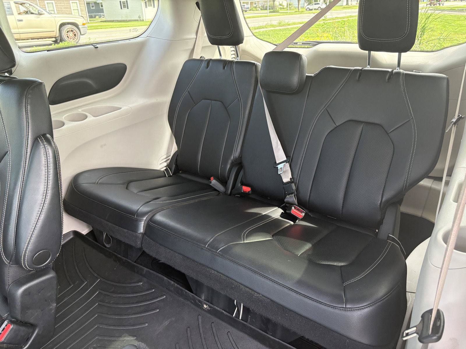 Used 2022 Chrysler Pacifica Touring-L AWD/4WD image 13