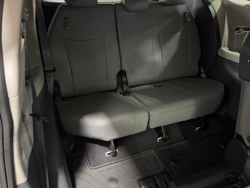Used 2023 Toyota Sienna XLE FWD image 44